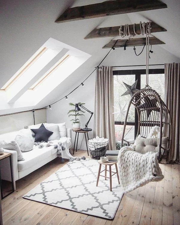 Dachschräge dekorieren – Ideen und Tipps für eine stilvolle Mansarde schaukel wohnzimmer mansarde