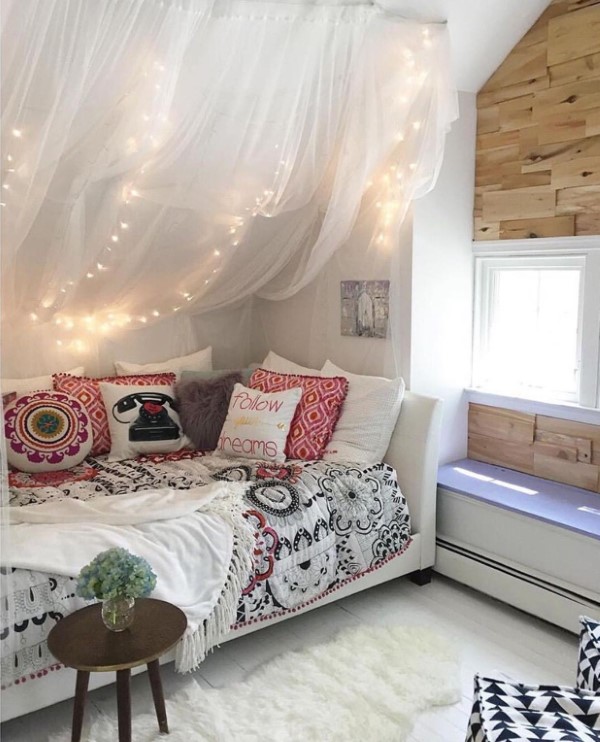 Dachschräge dekorieren – Ideen und Tipps für eine stilvolle Mansarde schlafzimmer boho chic stoff himmelbett