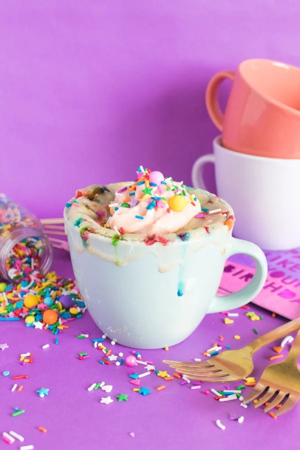 Einfache, schnelle und gesunde Tassenkuchen Rezept Ideen aus der Mikrowelle funfetti streusel zucker vanille