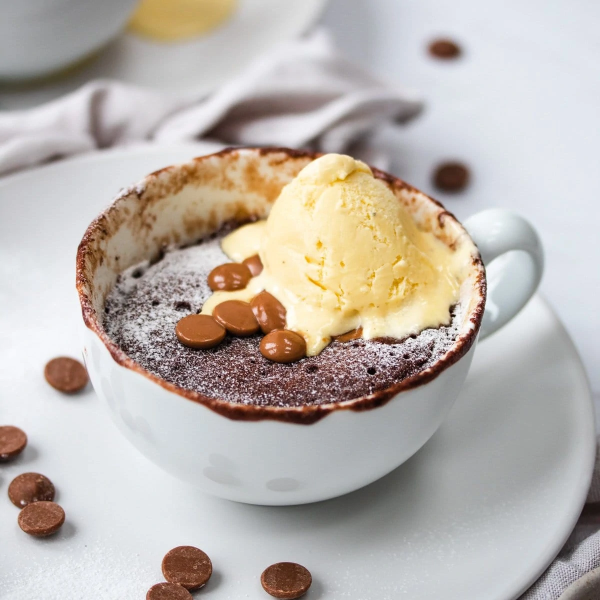Einfache, schnelle und gesunde Tassenkuchen Rezept Ideen aus der Mikrowelle kuchen schokolade mit vanille eis