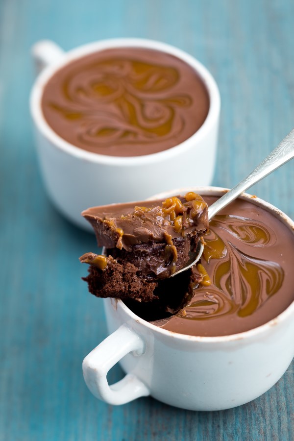 Einfache, schnelle und gesunde Tassenkuchen Rezept Ideen aus der Mikrowelle schokokuchen mit geschmolzener schokolade topping