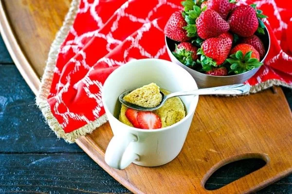 Einfache, schnelle und gesunde Tassenkuchen Rezept Ideen aus der Mikrowelle vanilla erdbeer kuchen