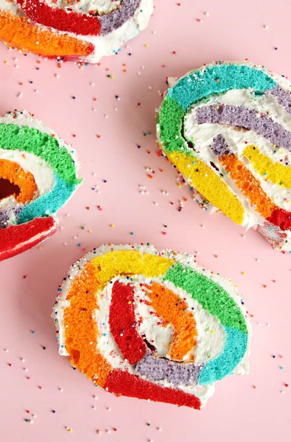 Farbenfrohe und köstliche Regenbogenkuchen Rezept Ideen sahnerolle kuchenrolle