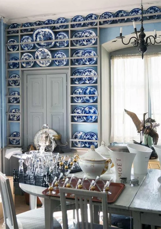 Farbpaare Blickfang Regal mit Deko Teller in blau-weiß schöne Retro Gestaltung