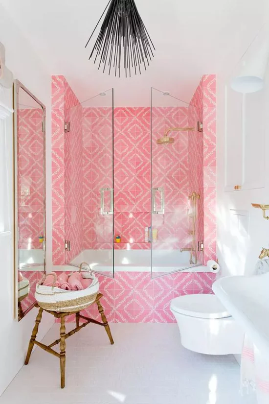 Farbpaare Retro Bad in Rosa und Weiß geflieste Badewanne rosa Fliesen Glastüren weißer Boden
