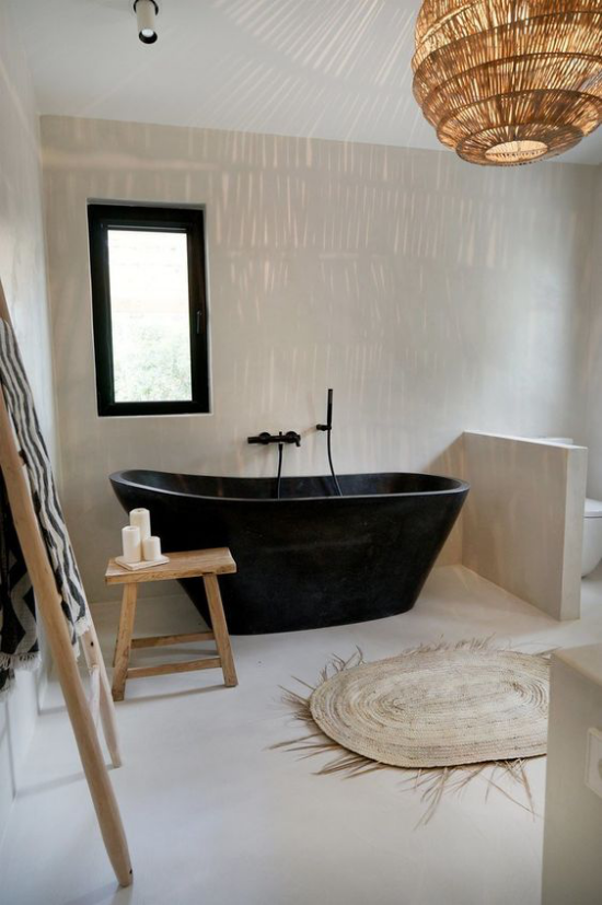 Farbpaare das perfekte Bad in Schwarz und Creme schwarze Badewanne cremefarbene Wände etwas Holz andere Naturmaterialien