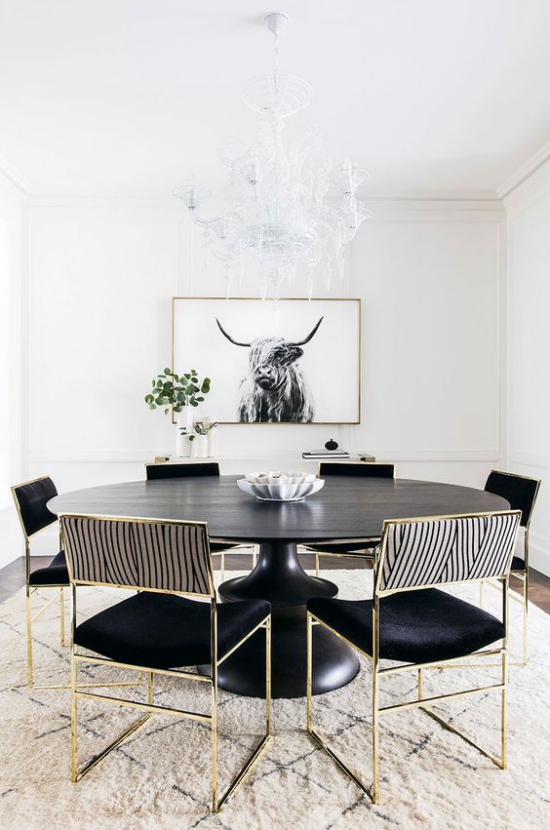 Farbpaare elegantes Esszimmer modern gestaltet in Schwarz und Weiß Metallic-Glitzer auf Stuhlbeinen und Bilderrahmen Wandbild