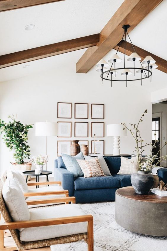 Farbpaare gemütliches Wohnzimmer im Landhausstil verschiedene Blaunuancen kombinieren den Ombre-Effekt erreichen auf dem Sofa