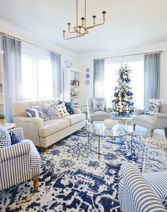 Farbpaare gemütliches Wohnzimmer in Blau und Weiß gestaltete weihnachtlich geschmückt