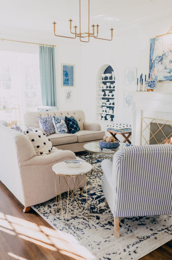 Farbpaare gemütliches Wohnzimmer in hellen Farben Creme dominiert blaue Akzente Muster auf dem Teppich Deko Kissen