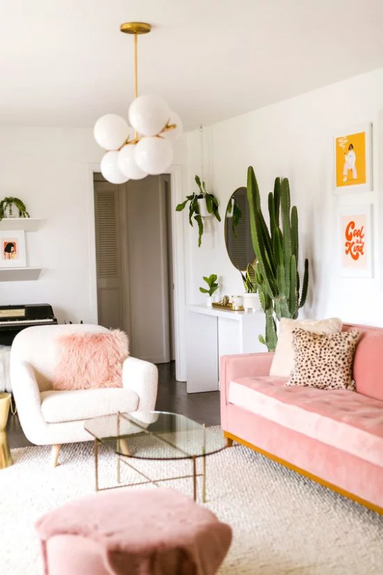 Farbpaare gemütliches Wohnzimmer rosa Sofa Deko Kissen weißer Teppich Sessel grüne Topfpflanze frische Note romantische Raumatmosphäre