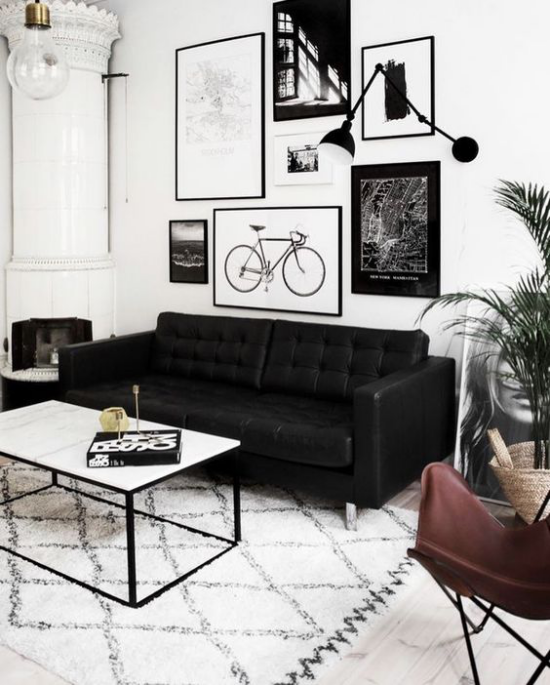Farbpaare interessante Raumgestaltung in Schwarz und Weiß weiße Wände Bilder in schwarzen Rahmen schwarzes Sofa weißer Teppich Kontraste schaffen