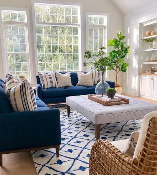 Farbpaare klassisch gestaltetes Wohnzimmer Marineblau und Weiß unwiderstehliches Duo Sofa Teppich Wurfkissen