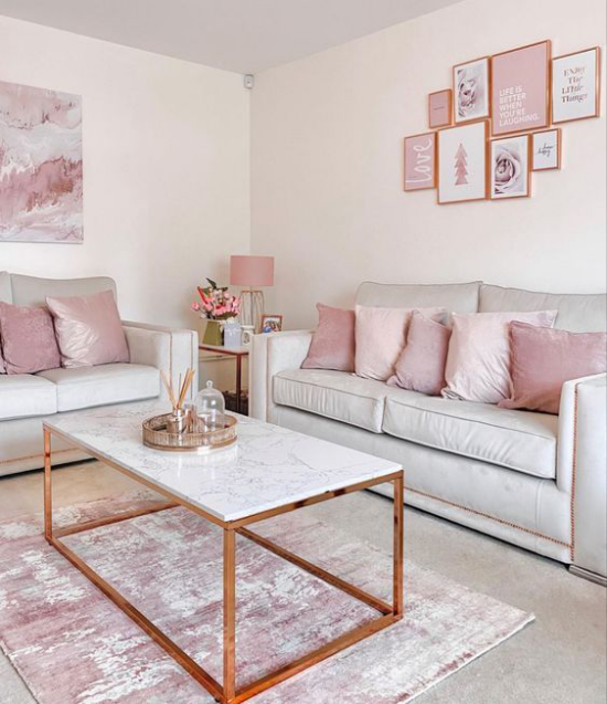 Farbpaare perfektes romantisches Wohnzimmer in Rosa und Weiß Sofa Kaffeetisch Teppich Wandbilder rosa Lampe in der Ecke