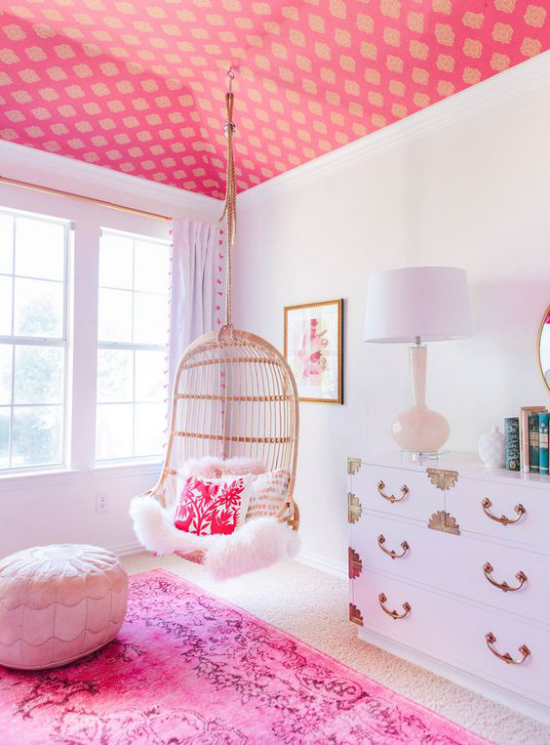 Farbpaare rosa gestaltetes Mädchenzimmer sehr romantisch rosa und weiß gemischt Hängesessel Relax pur