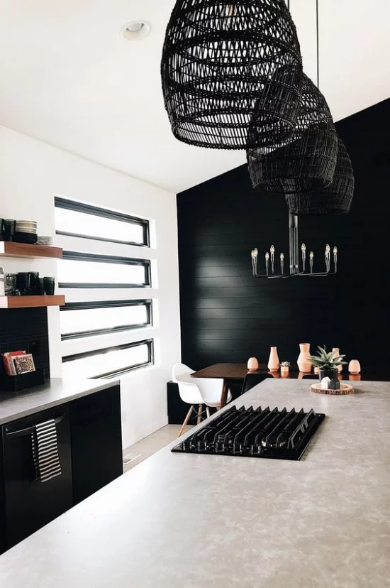 Farbpaare stilvolle Wohnküche in schwarz-weiß Schränke schwarze Hängelampen