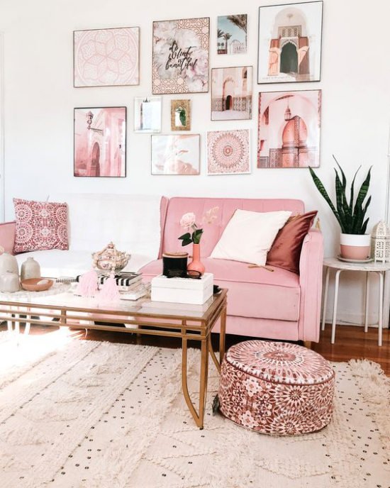 Farbpaare verträumte Raumatmosphäre im Wohnzimmer Gestaltung mit Rosa und Weiß