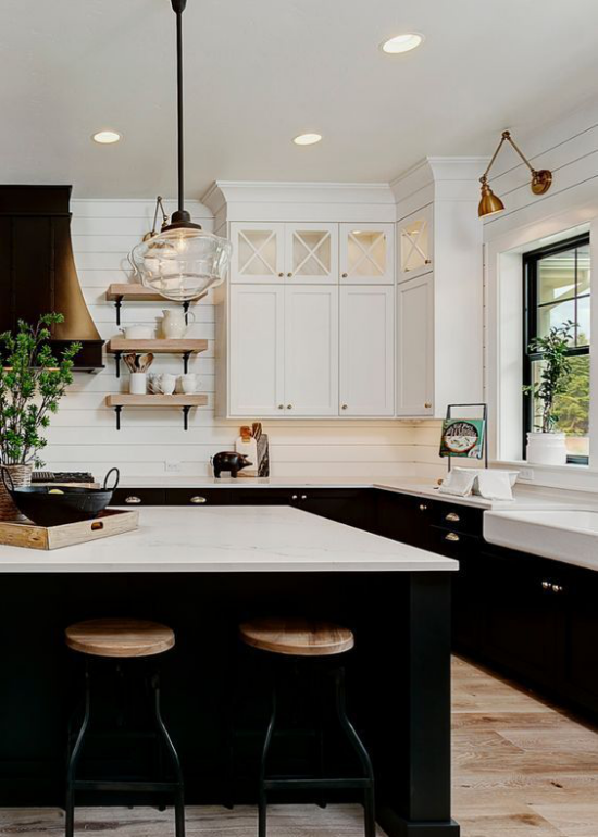 Farbpaare weiße Küchenschränke oben weiße Kücheninselplatte schwarze Unterschränke helles Holz sehr stilvolle Raumgestaltung