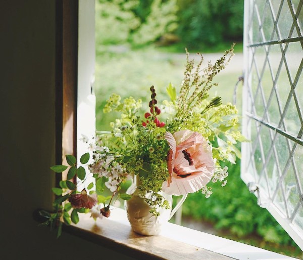 Fensterbank dekorieren für den Sommer – frische Ideen für jedes Interieur blumen deko kreativ saisonal