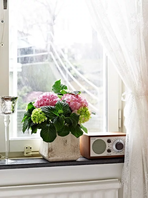 Fensterbank dekorieren für den Sommer – frische Ideen für jedes Interieur retro ideen blumen hortensien