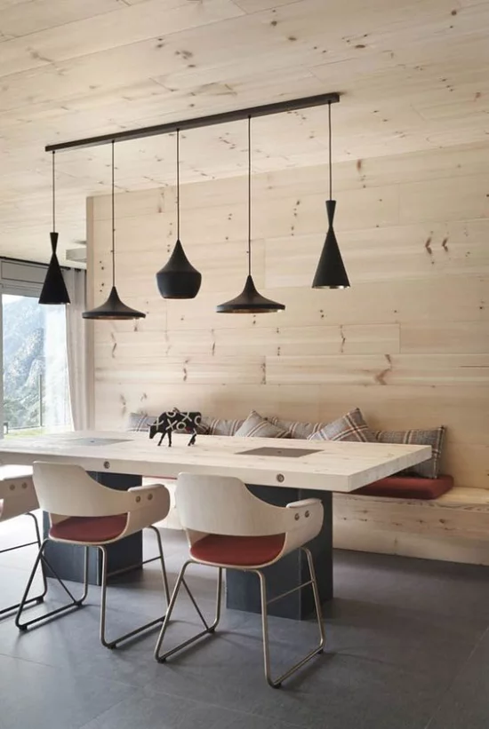 Helles Holz im Interieur Esszimmer Esstisch Stühle Bank Wand mit hellem Holz verkleidet Hängelampen