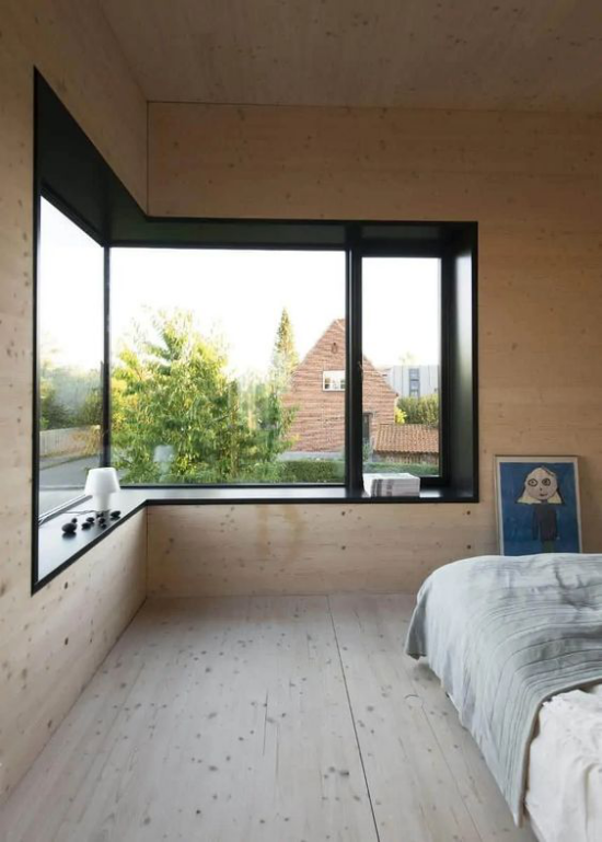 Helles Holz im Interieur Schlafzimmer großes Eckfenster Bodenbelag aus hellem Holz Maserung
