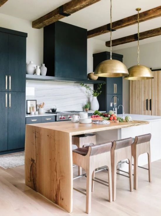 Helles Holz im Interieur schicke Küche Kücheninsel Farbkontraste Weiß Schwarz Goldakzente