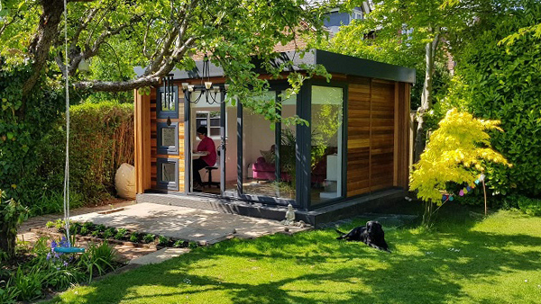 Home Office im Garten in Grün gebettet angenehme Atmosphäre