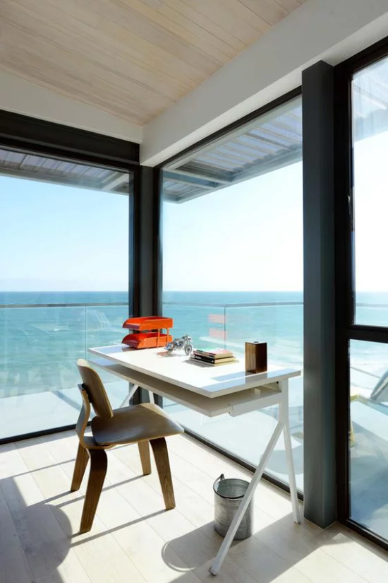 Home Office maritim einrichten direkt an der Küste herrliche Aussicht minimalistisches Design