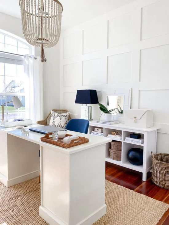 Home Office maritim einrichten einfache Einrichtung Sandfarben Marineblau als Akzente Stuhl Lampe Korb Sisalteppich
