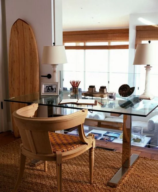 Home Office maritim einrichten starkes Urlaubsfeeling Raumgestaltung in warmem Terrakotta  sandfarbene Tischlampe