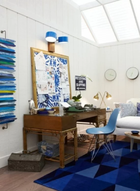 Home Office maritim einrichten verschiedene Blautöne auf dem Teppich im Regal Marineblau Dunkelblau dominieren einfache Raumeinrichtung
