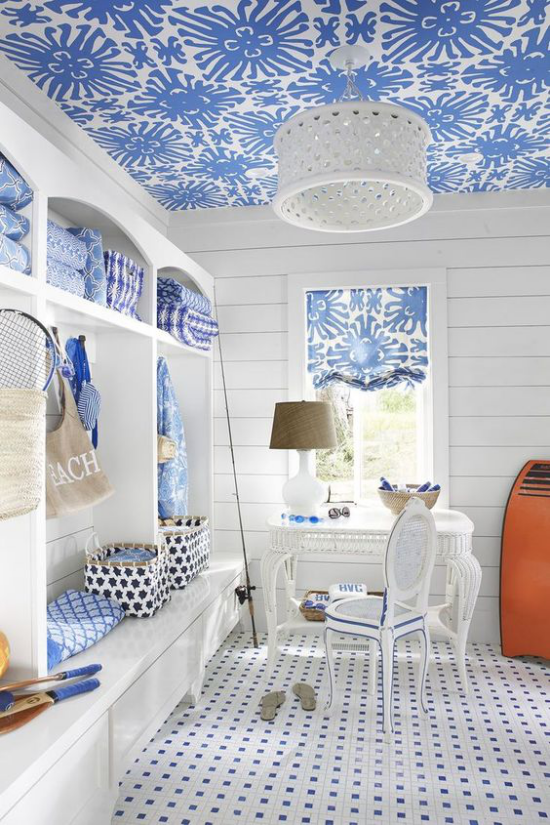 Home Office maritim einrichten weiß und blau in Kombination verspielte Muster an der Decke rechts Schrank vor dem Fenster Tisch Stuhl in Weiß Lampe