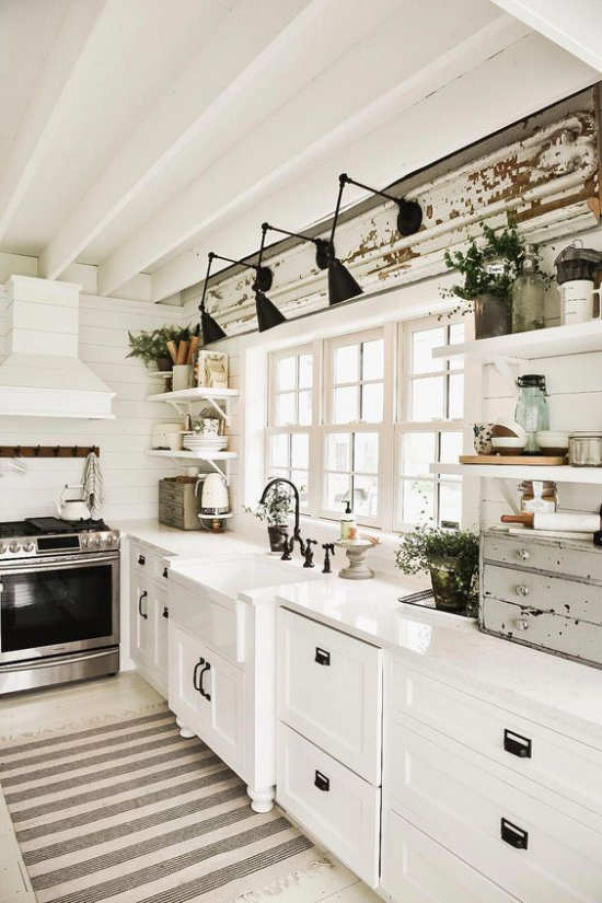 Küchenzeile Retro Stil ganz in Weiß moderne Hängelampen am Fenster