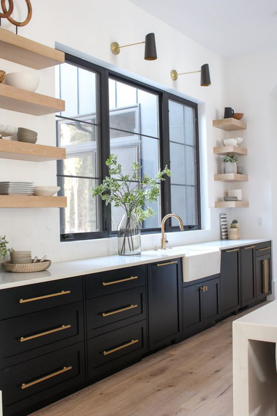 Küchenzeile Schwarz und Weiß im Kontrast klassisches Farbduo schwarze Unterschränke weiße Platte Fenster Regale aus hellem Holz schickes Küchendesign