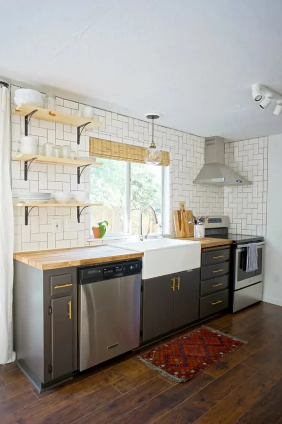 Küchenzeile einfaches Design Retro Stil Wandfliesen links Ziegelwand rechts Ofen Spüle Geschirrspüler