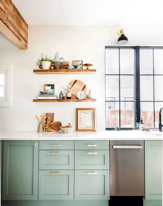 Küchenzeile einfaches Küchendesign heller Raum Unterschränke in Pastellgrün