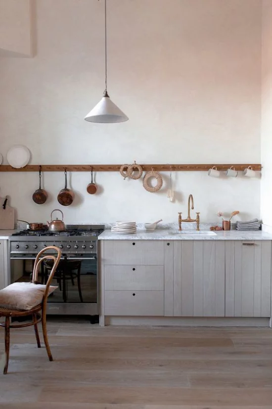 Küchenzeile einfaches design ohne Oberschränke interessante Deko auf Holzleiste