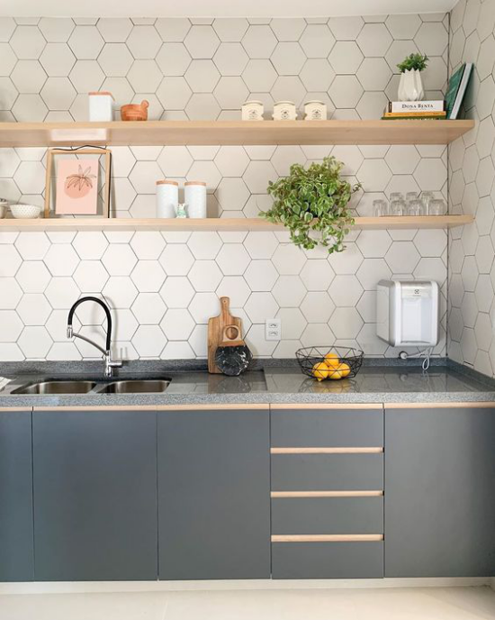 Küchenzeile elegantes Design in Grau geflieste Wand Holzregale gute Anordnung