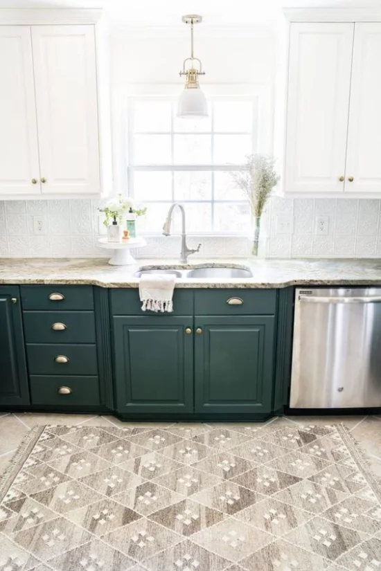 Küchenzeile ideale Höhe der Arbeitsplatte Standard 70 cm smaragdgrüne Unterschränke helle Oberschränke