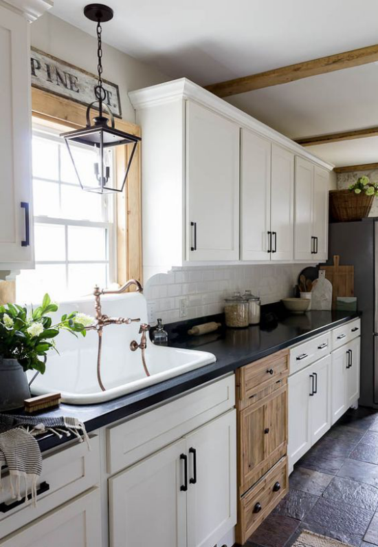 Küchenzeile im Retro Stil große Spüle am Fenster weiße Unter-und Oberschränke Holztüren