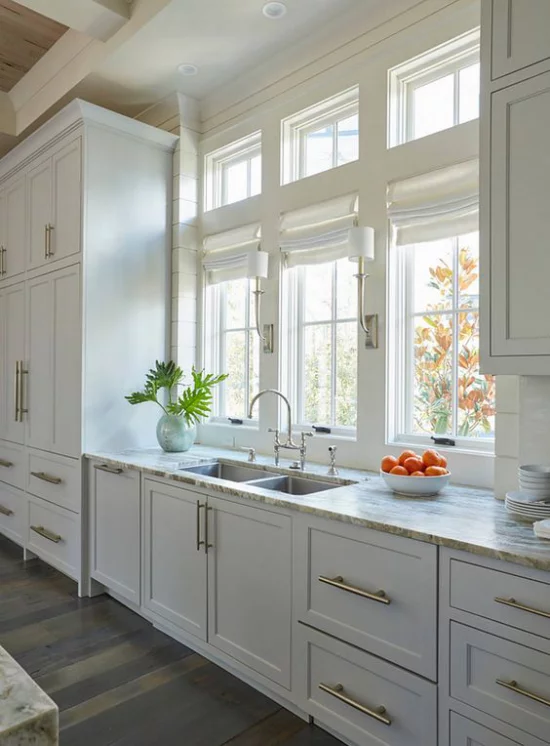 Küchenzeile klassisches Design aus Holz Ober-und Unterschränke am Fenster Spüle helle Farbe