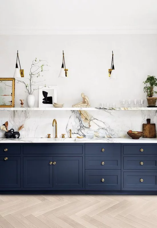 Küchenzeile modernes Design Farbkontraste marineblaue Unterschränke weiße Marmorplatte Regal deko Artikel