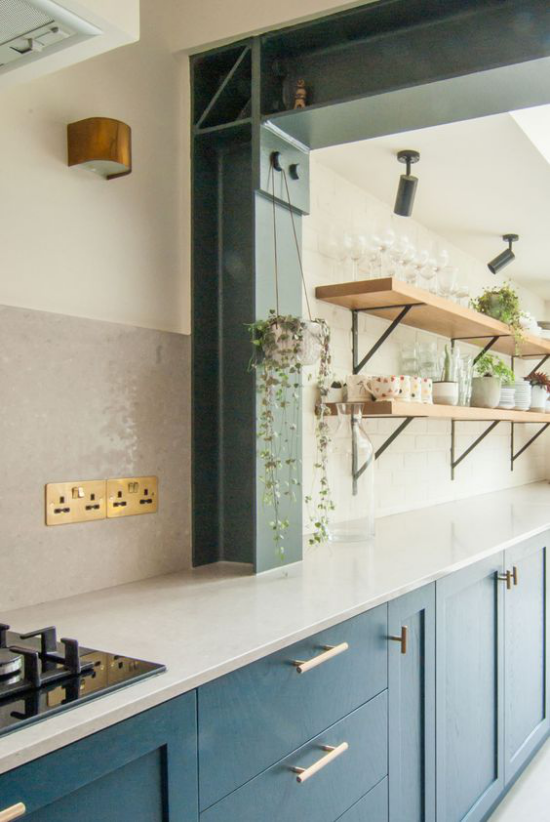 Küchenzeile modernes Design zwischen zwei Räume sanfte Pastellfarben grüne Zimmerpflanzen auf Regal