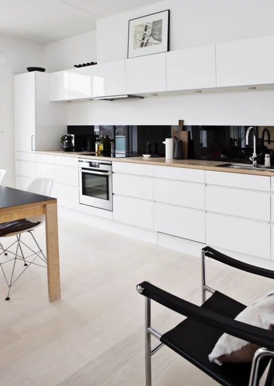 Küchenzeile modernes Küchendesign ganz in Weiß super schick schwarze Küchenrückwand Farbkontrast