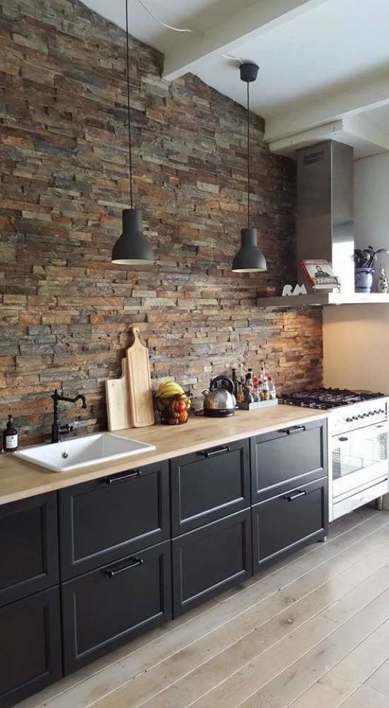 Küchenzeile perfektes Design dunkle Unterschränke keine Oberschränke Ziegelwand in Naturfarben Hängelampen