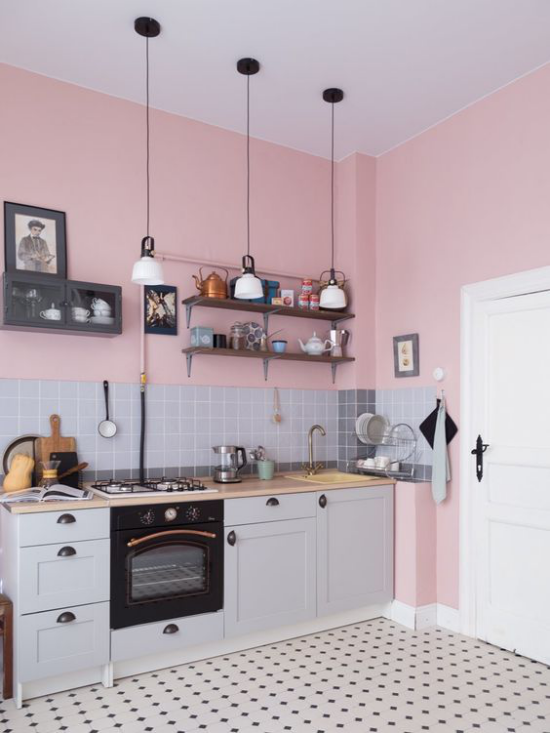 Küchenzeile praktisch gestaltet das Beste für kleine Räume graue Küchenrückwand aus Fliesen Hängeleuchten keine Oberschränke offenes Regal