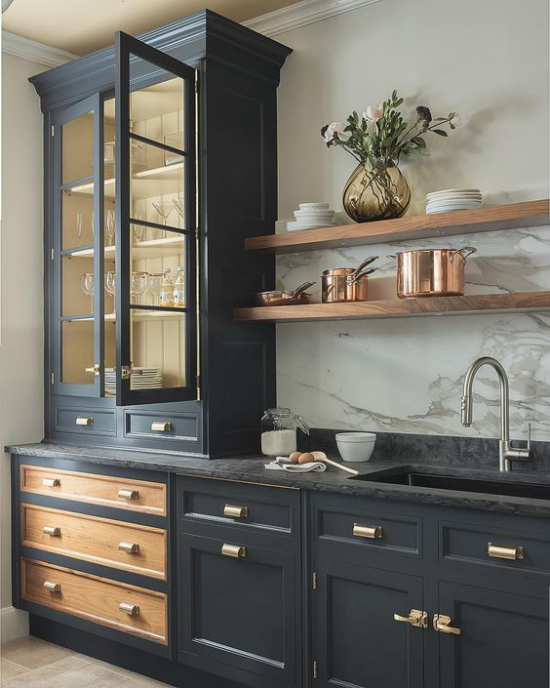 Küchenzeile schönes Design Schrank mit Vitrine schwarze Unterschränke schwarze Arbeitsplatte grauer Marmor Küchenrückwand