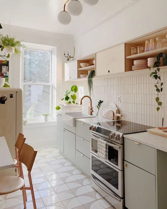 Küchenzeile schönes Küchendesign in Creme grüne Topfpflanzen frische Note