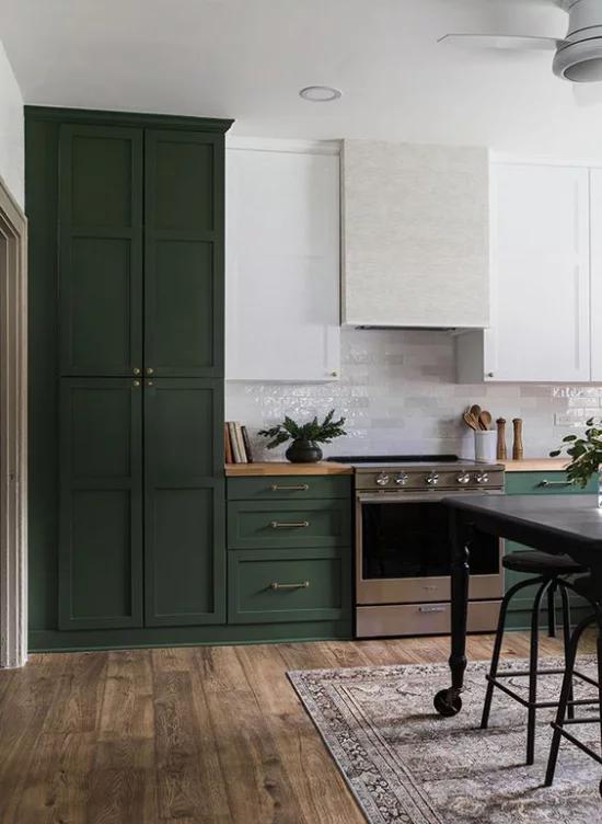 Küchenzeile schönes Küchendesign in Smaragdgrün Herd Dunstabzug zwei weiße Oberschränke Holzboden
